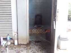 Kisah Petugas Pembersih Toilet di Halte Kuningan Barat Saat Penumpang Jorok