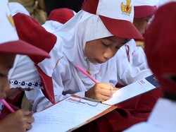 Riset Terbaru: Anak yang Menulis Manual Lebih Pandai Belajar Huruf-Kata Baru