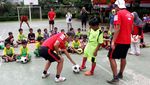 Urawa Red Diamonds Ajari Siswa SD Bermain Sepakbola