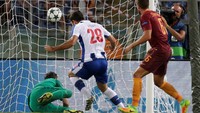 Tertinggal cepat lewat gol Felipe di menit ke-8, Roma bermain ceroboh. Alhasil Daniele De Rossi dikartu merah langsung di menit ke-39 usai melakukan tekel keras di wilayah pertahanan Porto. REUTERS/Max Rossi.
