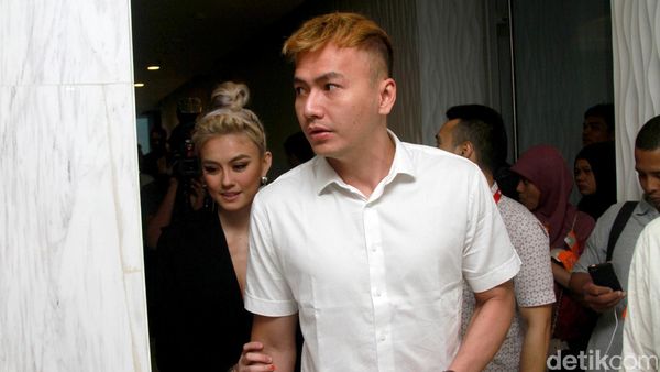 Mesranya Agnez MO Gandeng Wijaya Saputra