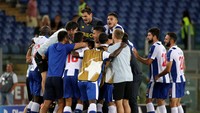 Porto pun menang 3-0 di laga ini, atau 4-1 secara agregat dan lolos ke fase grup Liga Champions. Sedang Roma harus puas tampil di Liga Europa. REUTERS/Max Rossi.