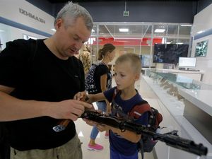 Kontroversial, Bandara Moskow Punya Toko Suvenir Replika AK-47 Kontroversial, Bandara Moskow Punya Toko Suvenir Replika AK-47
