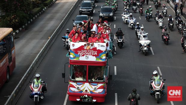 Konvoi atlit peroleh medali Olimpiade yang melewati jalan Sudirman. Jakarta. Rabu, 24 Agustus 2016. Iringan para Atlit peroleh medali Olimpiade yang menggunakan Bandros dari kantor Kemenpora menuju Istana Negara untuk bertemu Presiden, kuran mendapatkan antusias dari masyarkat DKI Jakarta. CNN Indonesia/Andry Novelino