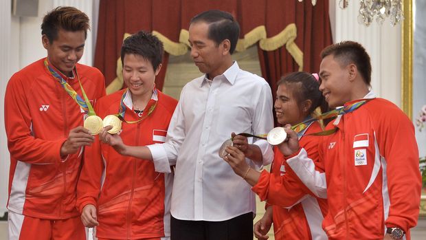 Presiden Joko Widodo (tengah) berdialog dengan peraih medali Olimpiade Rio 2016 Tontowi Ahmad (dari kiri-kanan), Liliyana Natsir, Sri Wahyuni, dan Eko Yuli Irawan di Istana Merdeka, Jakarta, Rabu (24/8). Presiden mengapresiasi perolehan medali satu emas dan dua perak dari cabang bulu tangkis dan angkat besi dalam Olimpiade Rio 2016 Brasil, serta berpesan agar Kemenpora meningkatkan prestasi terutama untuk cabang olahraga yang berpotensi memperoleh medali dalam kejuaraan internasional. ANTARA FOTO/Yudhi Mahatma/foc/16.