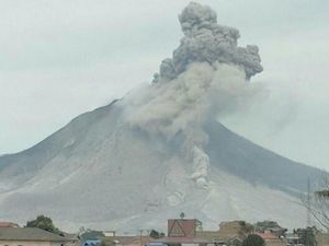 Gunung Sinabung Terus Erupsi, Luncurkan 8 Kali Awan Panas