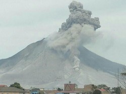 Gunung Sinabung Terus Erupsi, Luncurkan 8 Kali Awan Panas