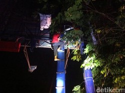 Tuntut Keadilan, Pria asal Flores Nekat Panjat Reklame Setinggi 25 Meter