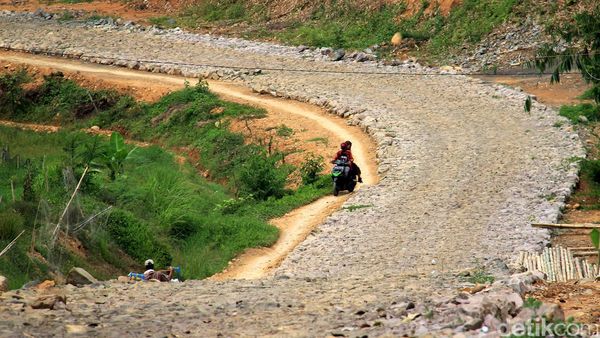 Pembangunan Jalan di Sekitar Waduk Jatiluhur