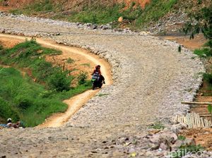 Pembangunan Jalan di Sekitar Waduk Jatiluhur