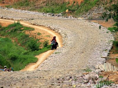 Pembangunan Jalan di Sekitar Waduk Jatiluhur