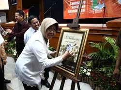 Risma Terima Anugerah Ki Hajar Kategori Khusus dari Mendikbud