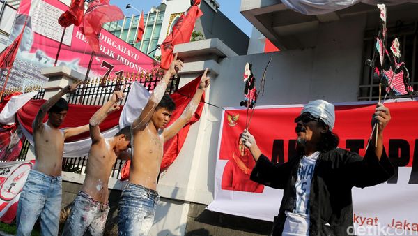 Aksi Teatrikal Seniman di DPP PDIP