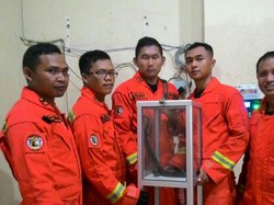 Ular Kobra Masuk ke Kantor Kelurahan Rorotan Jakut