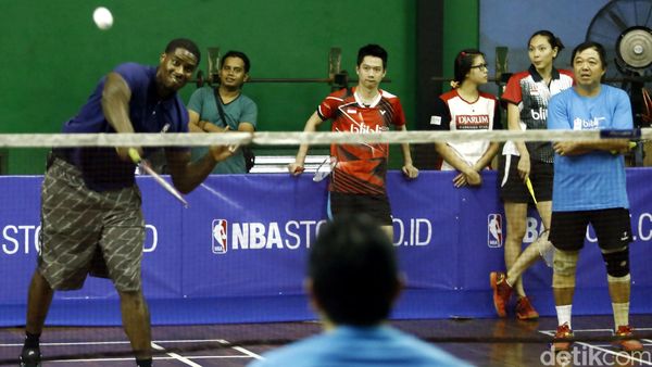 Melihat Aksi Pebasket Marvin Williams Bermain Bulutangkis