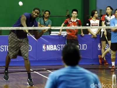 Melihat Aksi Pebasket Marvin Williams Bermain Bulutangkis