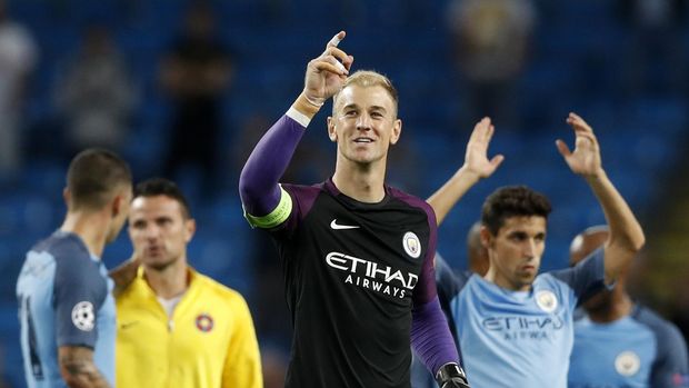 Football Soccer Britain - Manchester City v Steaua Bucharest - UEFA Champions League Qualifying Play-Off Second Leg - Etihad Stadium, Manchester, England - 24/8/16Manchester City's Joe Hart points to fans as he celebrates at the end of the matchAction Images via Reuters / Carl RecineLivepicEDITORIAL USE ONLY.
