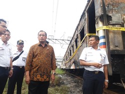 Menhub Datangi Lokasi Kebakaran Kereta Kertajaya di Priok