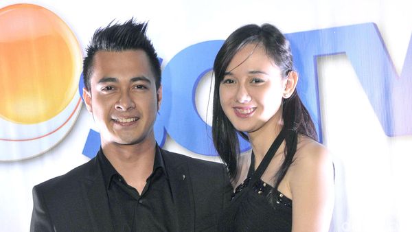 Ehm... Eza Gionino Gandeng Meiza Aulia