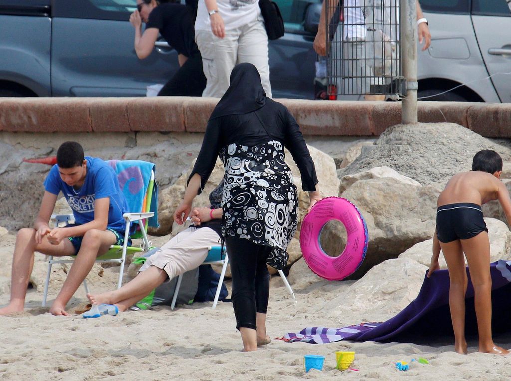 Kota Prancis Izinkan Wanita Muslim Pakai Burkini di Kolam Renang