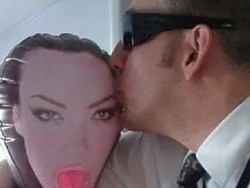 Heboh! Pilot Berfoto dengan Boneka Seks di Kokpit Pesawat