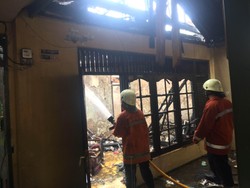 Dua Rumah di Komplek Kostrad Kebayoran Lama Habis Dilalap Api