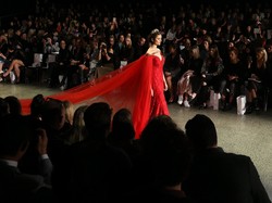 Dramatis, Gaun Pengantin Terpanjang Dipamerkan di New Zealand Fashion Week