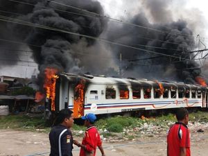 Kereta Kertajaya Terbakar di Stasiun Tanjung Priok Saat Dibersihkan