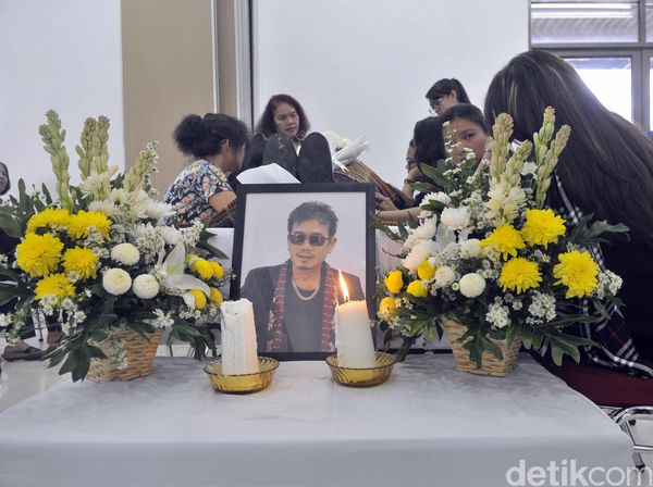 Jenazah Eddy Silitonga Disemayamkan