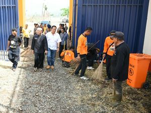 Bupati Dedi dan Ribuan Relawan Purwakarta Bersih-bersih Stadion Si Jalak Harupat