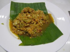 Rujak Bebeg, Olahan Buah Tumbuk yang Manis Pedas dan Menyengarkan