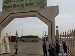 Berjemur di Tengah Suhu 40 Derajat demi Menanti Jemaah