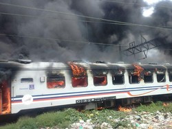 Imbas Kereta Terbakar, KCJ Minta Maaf Perjalanan KRL Priok-Kota Lebih Lama