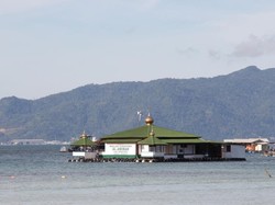 Keren! Ada Masjid Terapung di Pantai Lampung
