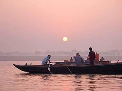 Santai Pagi di India, Jelajah Sungai Gangga Naik Perahu