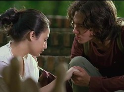 Chord dan Lirik Perahu Kertas dari Maudy Ayunda