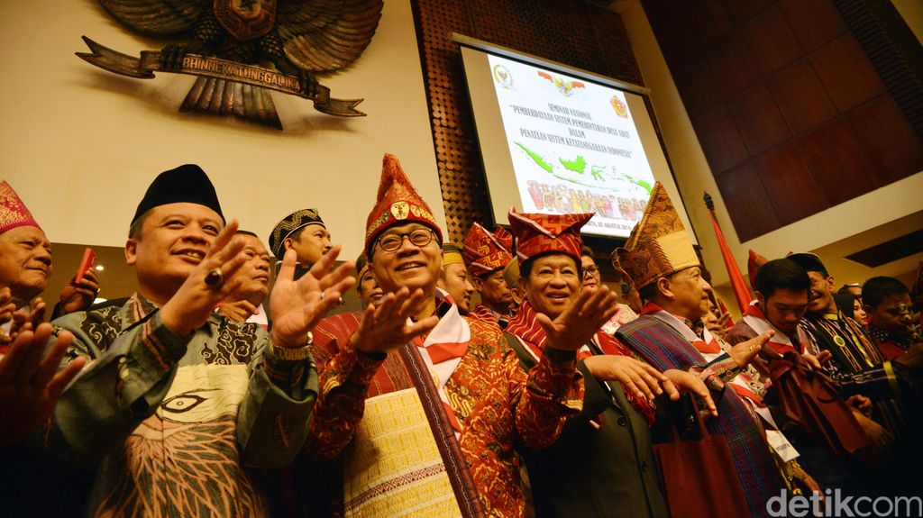 Seminar Kerukunan Masyarakat Hukum dan Adat Seminar Kerukunan Masyarakat Hukum dan Adat