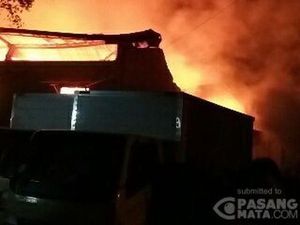 Petugas Masih Padamkan Kebakaran Gudang Obat Nyamuk di Cipondoh, Tangerang