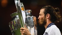Sukses Real Madrid di Liga Champions membuat Bale kembali bisa berakrab-ria dengan si Telinga Besar di tahun 2016. Foto: Getty Images/Laurence Griffiths