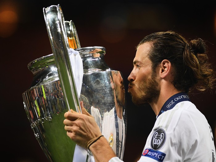 MILAN, ITALY - MAY 28:  Gareth Bale of Real Madrid celebrates with the trophy after victory in the UEFA Champions League Final match between Real Madrid and Club Atletico de Madrid at Stadio Giuseppe Meazza on May 28, 2016 in Milan, Italy.  (Photo by Laurence Griffiths/Getty Images)