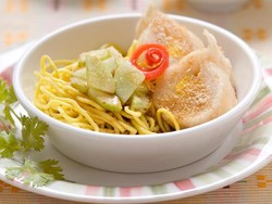 Gurih Segar Rujak Mie dengan Isian Lengkap dari Palembang