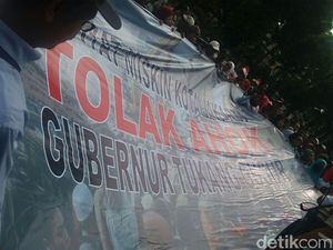 Puluhan Orang Demo di Kantor PDIP Tolak Ahok jadi Cagub DKI