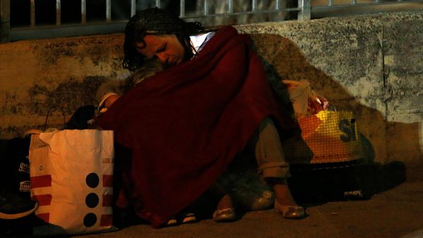 Rumah Hancur Akibat Gempa, Warga Tidur di Jalan