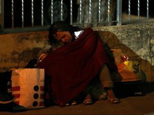 Rumah Hancur Akibat Gempa, Warga Tidur di Jalan