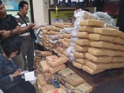 Polisi Bongkar Gudang Berisi 15 Karung Ganja di Bekasi