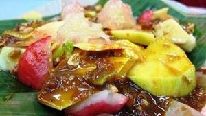 Yuk, Intip 5 Gaya Netizen Ngerujak yang Pedas Segar Ini!