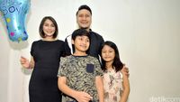 Happy Family! Bahagianya Keluarga Fenita Arie bersama Anak Ketiganya