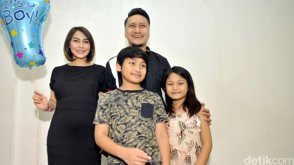Happy Family! Bahagianya Keluarga Fenita Arie bersama Anak Ketiganya