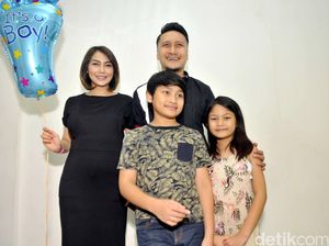 Happy Family! Bahagianya Keluarga Fenita Arie bersama Anak Ketiganya