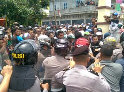 Demo di Polres Meranti Kembali Memanas, 2 Motor Polisi Dibakar Warga